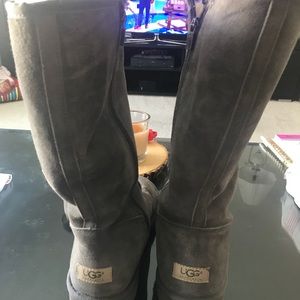GREY GENTLY USED UGGS